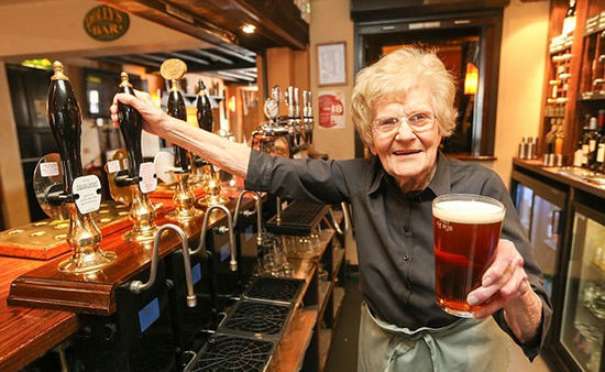 英百岁老妇成全球年龄最大服务员 在同一酒店工作74年(组图)