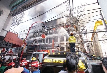 菲律宾马尼拉华人区餐厅发生火灾建筑完全焚毁