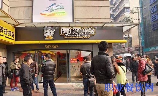 山寨店竟雇凶砸了正牌店！防弹玻璃入驻周黑鸭武昌店！