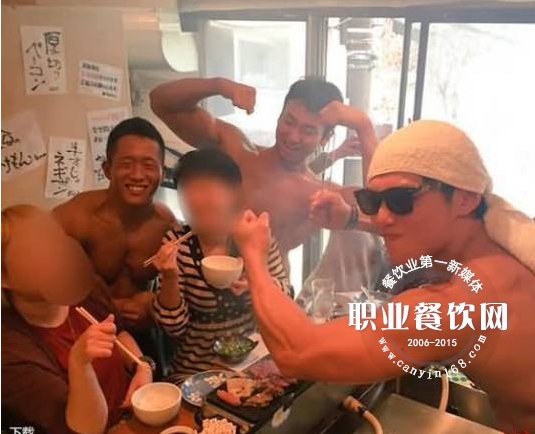肌肉男烧烤屋？这让顾客怎么好好吃饭！