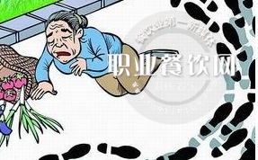 老太就餐摔伤四个月后死亡，家属索赔100万