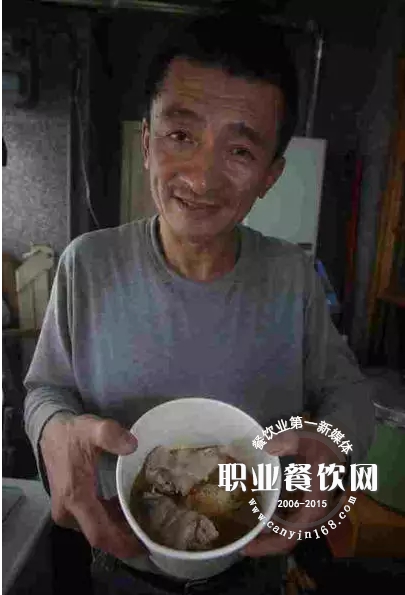 昔日身价40亿富豪街边摆摊还债，人生不过重头再来