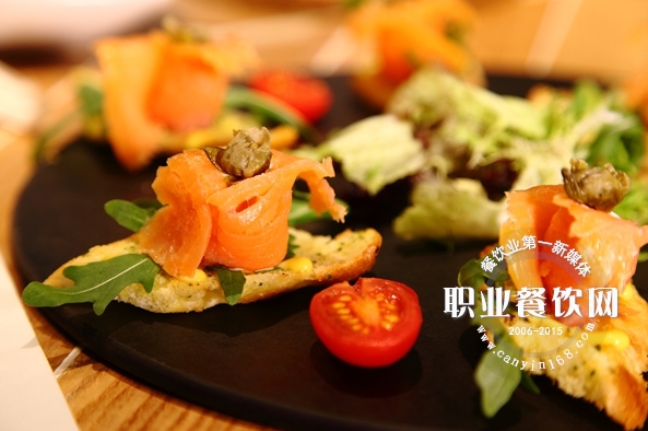 必胜客开体验餐厅了，啥样？