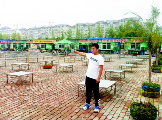 李文伟在查看他新的烧烤广场项目。