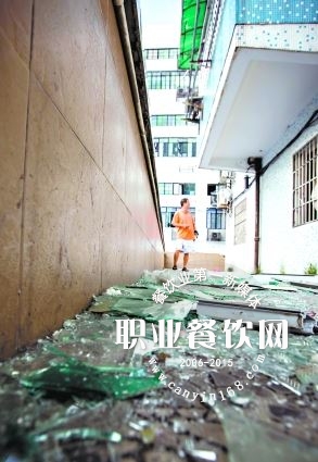 餐馆煤气忘关被炸翻
