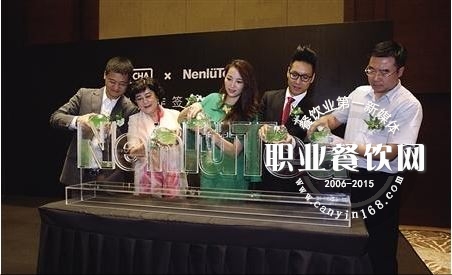 重庆火锅皇后女儿牵手“奶茶妹妹”