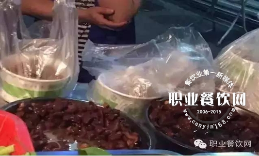 凌晨12点路边摊炒饭竟引发三四百人排队