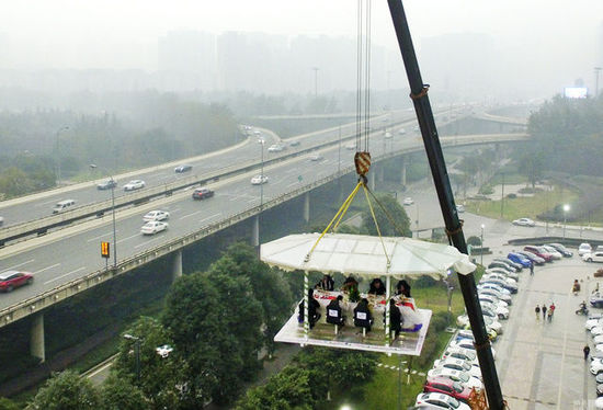 食客与天空的亲密接触：成都现30米高空中餐厅