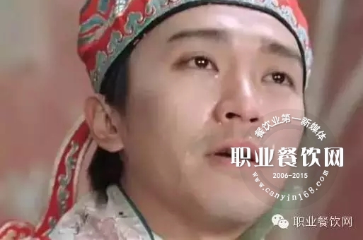 开水浇顾客服务员被判22个月，轻了还是重了？