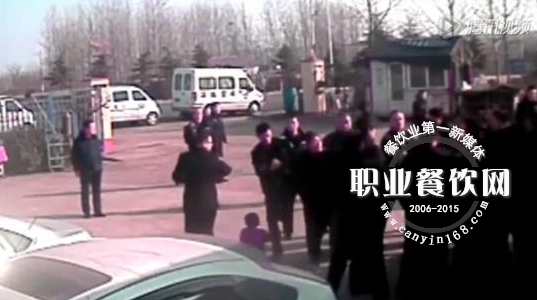 网曝饭店老板调侃城管"不会写字"被摁住群殴