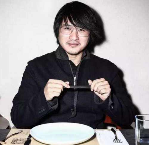 韩寒开餐厅遭人追债？门口挂横幅：还我血汗钱