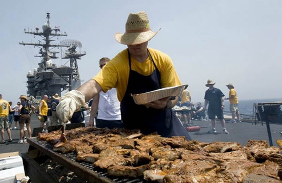 美军航母潜艇举办烤肉大会 场面壮观