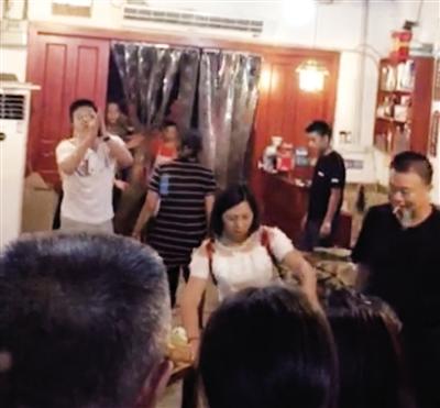 点赞 民警餐馆抓人后赔偿并向食客道歉