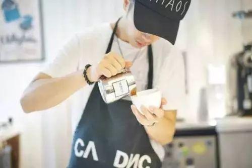 服务员用这4步餐厅成功销售法，营业额提升了35%！