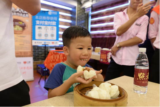 福建8万餐厅推口碑“码上服务”,缓解服务业用工难题
