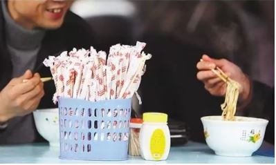 餐厅不得免费提供一次性餐具，违者最少罚款5000元