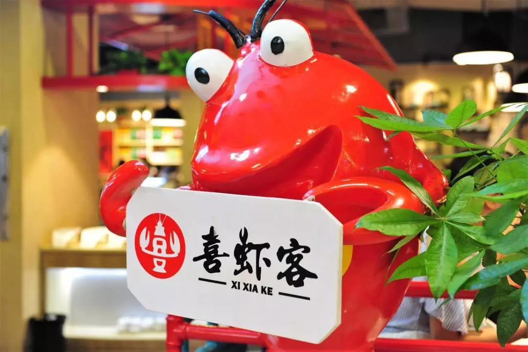 开在海底捞旁边，这家火锅店日翻台10次