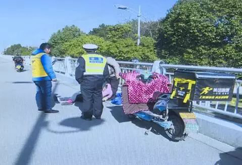 教训惨痛！外卖员为了抢一个单撞死老人赔63万