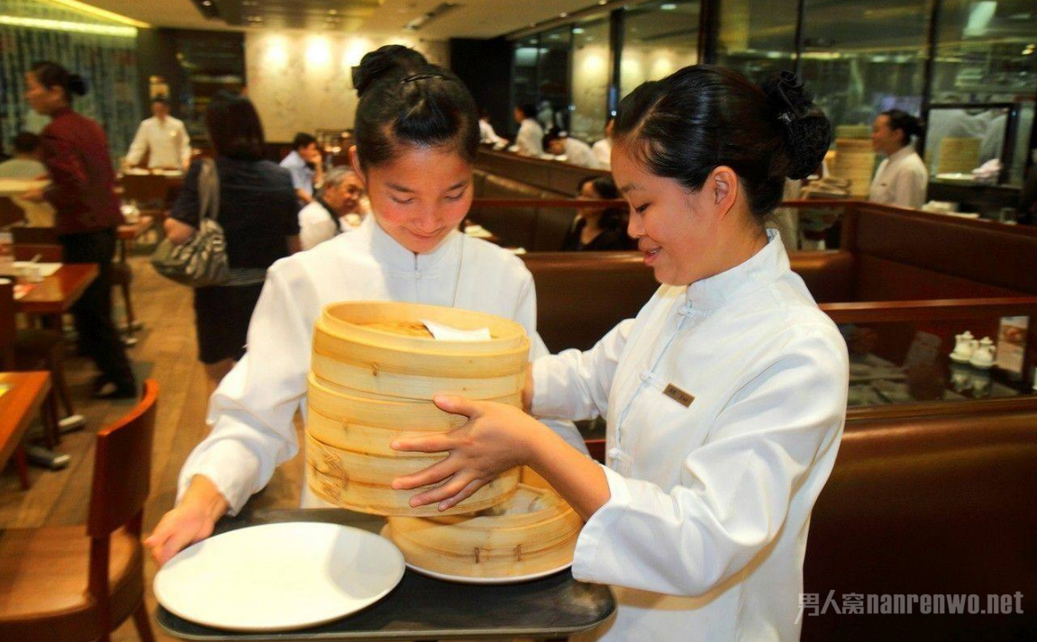 16岁女孩饭店打工20天,结算工资时却欠老板195元