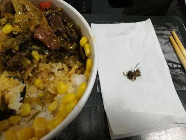 点了一份外卖，没吃几口发现菜品里有一段2厘米左右带毛异物，疑似老鼠的部分躯体——19日，成都市民吴女士（化名）向记者陈述了自己本月10日的一段遭遇。她按照《食品安全法》的相关规定，提出索赔1000元，但商家的意见是“同意赔偿500元息事宁人”，因为店里的菜品卫生没问题。  外卖吃出疑似鼠肉？老板称经得起检查 ▲餐品中的异物 11月14日,浆洗街市场和质量监督管理所工作人员到商家店里进行了检查，据该所工作人员介绍，当天检查了商家的营业执照、食品经营许可证等各项资质，没有发现问题，“检查中我们发现，该店主要经营外卖餐品，对店内外卖餐品检查后，没有发现异物，店内卫生基本还可以。”该工作人员介绍，由于无法认定具体是哪个环节混入异物的，其只能帮助协商解决此事，但商家和投诉人对赔偿金额一直有很大的异议，最终事情也没能得到解决。  市民反映：  外卖菜品有异物，像老鼠的某部分肉  19日，市民吴女士（化名）向红星新闻记者反映，她10日中午在一家名叫“萌萌家的米粒（总店）”外卖，点了一份私房老坛酸菜牛肉饭，收到外卖后没吃两口，就发现菜品里有一段2厘米左右的“带毛异物”，“异物是一根约两厘米长的小骨头，骨头上附着肉，肉上还有长短不一的黑色毛发，很像老鼠的某部分肉！”  外卖吃出疑似鼠肉？老板称经得起检查 ▲餐品中的异物 吴女士随即拨打12315对该商家进行投诉，并在微博上向成都工商和成都食药监进行了投诉，两家单位随即表示会调查处理。“负责调查处理此事的是浆洗街市场和质量监督管理所，他们13日回复称对店家各项资质和卫生都进行了检查，没有发现问题，提醒了商家要注意菜品卫生，并询问我有什么诉求，会帮助协商解决。”  外卖吃出疑似鼠肉？老板称经得起检查 ▲订单详情 吴女士告诉记者，她按照《食品安全法》相关规定，提出索赔1000元。不过经过几次协商，商家并没有同意吴女士索赔1000元的要求。“一开始说的是菜品实付价格的三倍，就是不到50元，后来又提出300元，最后称最高赔偿500元。”  外卖商家：  店里卫生经得起检查，愿赔500元息事宁人  19日，记者联系到“萌萌家的米粒（总店）”的老板，她告诉记者，确实有这件事，她目前正在等待消费者去检测证明这个异物是哪个环节出的问题，如果能够证明是商家的责任，她绝对不推脱，会按照相关法规进行赔偿。  “14日那天，相关部门对店里的卫生进行了突击检查，检查结果是没问题。店里的卫生经得起各方的检查，当时同意赔偿消费者500元也只是为了息事宁人，不代表我承认了店里的菜品卫生有问题。”该老板称，目前这家店里一共有8位员工，除两位员工的健康证到期正在更换，其余6位员工的健康证都在，并且店里的营业执照和食品经营许可证都没问题。  监管部门：  无法证明哪个环节出问题，只能帮助协商  20日，记者在浆洗街市场和质量监督管理所见到了处理这件事情的金姓工作人员和该所的罗姓所长，“我们在11月13日接到了12315的投诉单，当天就跟投诉人联系了解了情况。14日上午11点左右，我们就到商家店里检查了商铺的营业执照、食品经营许可证等资质，没有发现问题。检查中我们发现，该商家经营的餐品以外卖为主，对店内外卖餐品检查后，没有发现异物，店内卫生基本还可以。我们当即要求商家跟投诉人进行联系协商解决问题，并提醒商家要注意菜品卫生。”工作人员称，因为无法认定具体是哪个环节混入异物的，他们也只能帮助双方协商解决。  上述金姓工作人员称，虽然经过协调，但商家和投诉人对赔偿金额一直有很大的异议，“如果投诉人坚持按照《食品安全法》索赔，而商家不同意，我们也只能让投诉人保存好证据，去找具备检测证明条件的权威机构去界定相关责任。”  证明的烦恼：  总不能让消费者每次点外卖都全程录视频吧？  谁来证明，疑似老鼠的异物究竟是如何出现的呢？  “萌萌家的米粒（总店）”的老板认为，“外卖的餐品涉及很多环节，在配送过程或到达消费者手里都有可能混入异物，现在消费者提出1000元的赔偿，我们不是不能接受，只是怕以后外卖的餐品都遇到这种问题。”  吴女士表示，她也理解外卖中的异物不好证明是在哪个环节出错，可这个证明不能只推给她一个人，到现在她都不知道要去哪里找权威机构来界定相关责任，“总不能让消费者每次点外卖都全程录视频吧？”  律师说法记者就外卖餐品中出现异物，责任该如何界定的问题咨询了律师。泰和泰律师事务所律师刘秀告诉记者，外卖餐品中出现异物，责任确实很难界定，如果没有相关权威机构去做鉴定，双方选择走司法程序的话，“一般是由法官依据经验确定谁去举证，比如异物是食品杂质的话，一般是由商家去举证。而如果最后确实没办法界定责任，法官一般会依据公平原则，判定双方都承担一定的责任。”