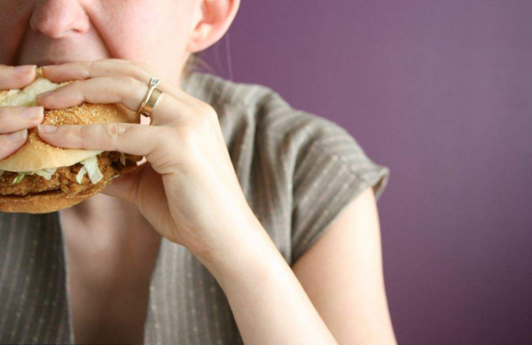 情人节将至，波士顿一快餐店推“订婚戒指汉堡”