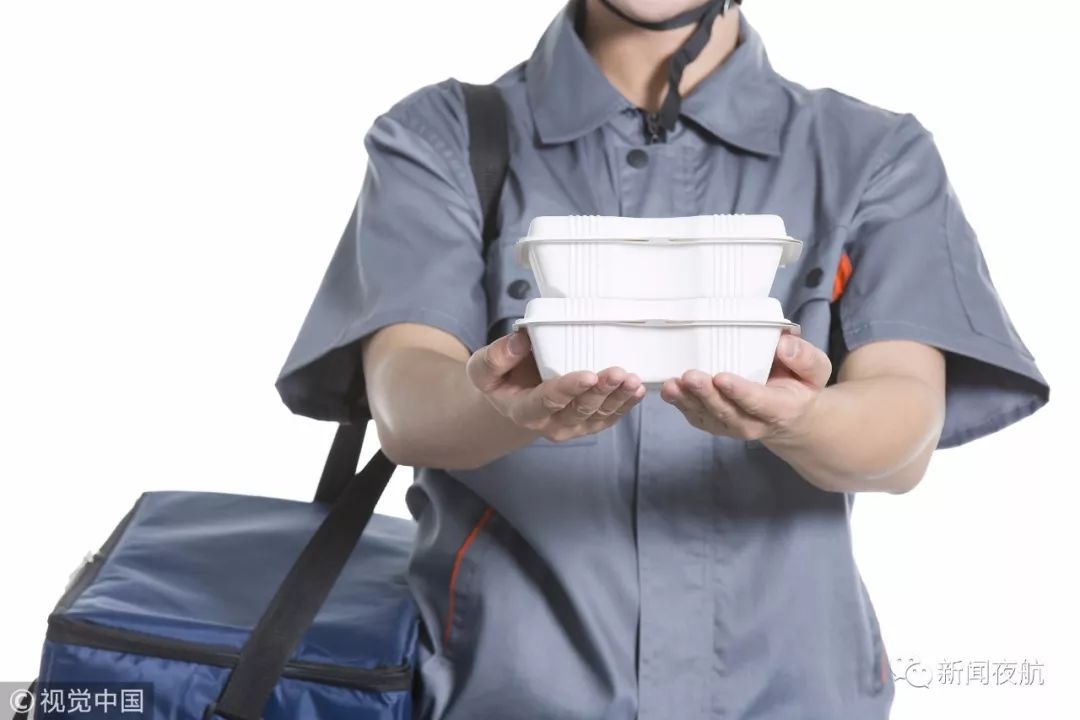 轿车路边自燃，外卖小哥救火 疏导交通两不误
