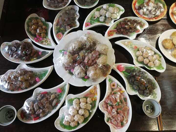 老餐饮人用石头摆“满汉全席”，花费近20万元