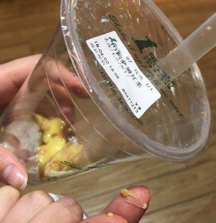 一点点奶茶喝出玻璃碴，店长称是塑料容器碎片