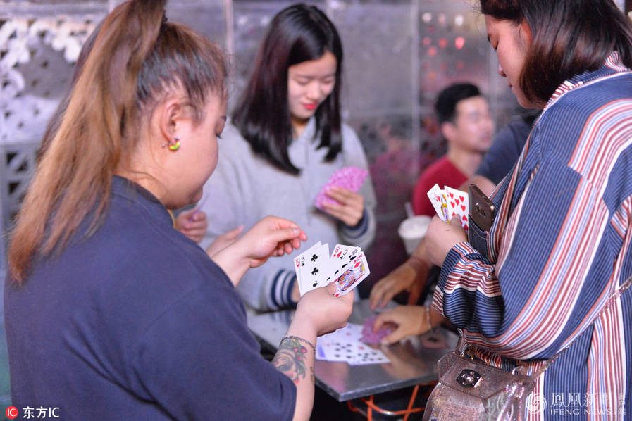 成都火锅店举行免费吃活动，万人通宵排队“吃白吃喝”