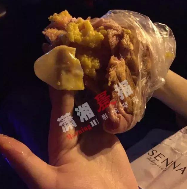 网红蛋糕店出现“塑料手套”馅，店方：断了不知道