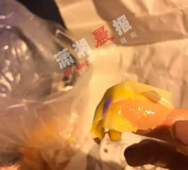 网红蛋糕店出现“塑料手套”馅，店方：断了不知道