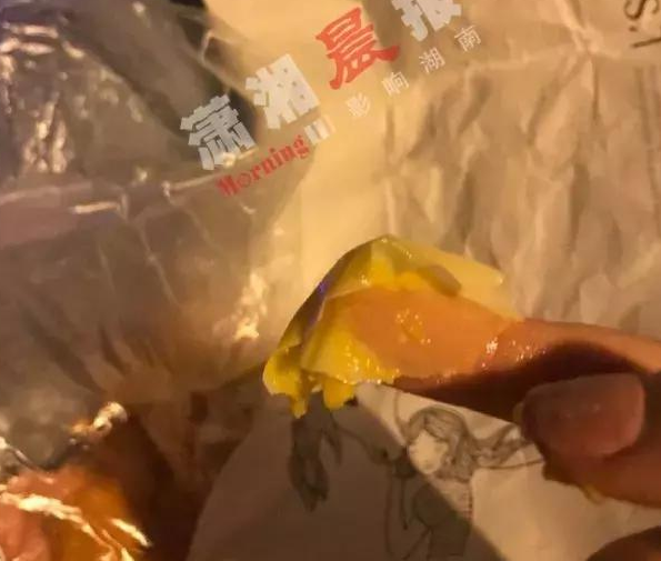 网红蛋糕店出现“塑料手套”馅，店方：断了不知道