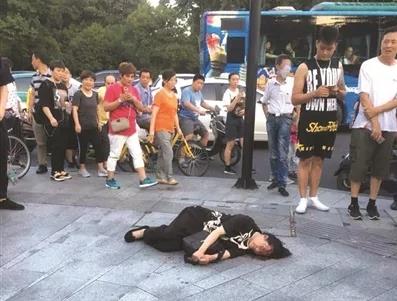 怀疑男顾客没付钱追出店外，女服务员被当街打成脑震荡