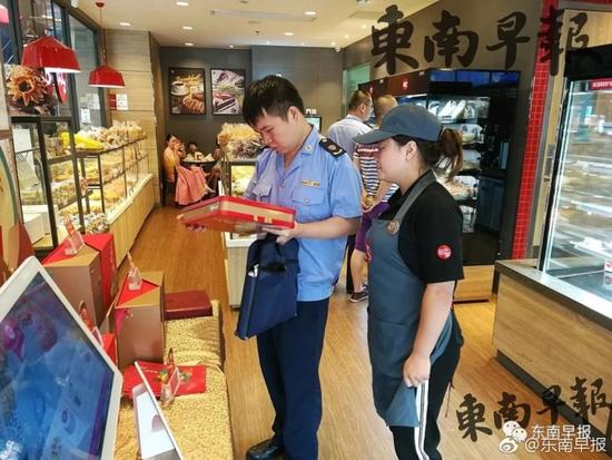 85度C水头店部分食品原材料随意放地上 被要求整改