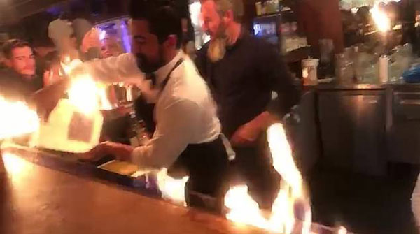 土耳其网红“撒盐哥”餐厅火焰表演引发爆炸，4名顾客被烧伤