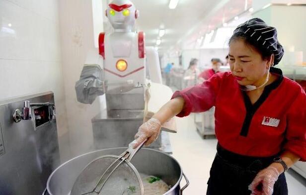 面馆老板花2万请“日本明星”来店削面，生意变火爆