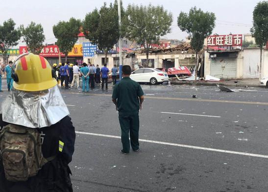 一烧烤店液化气泄漏发生爆炸，两路人被碎玻璃划伤