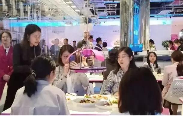 房产大佬开餐厅，不要厨师、不要服务员，扬言2年开1000家店