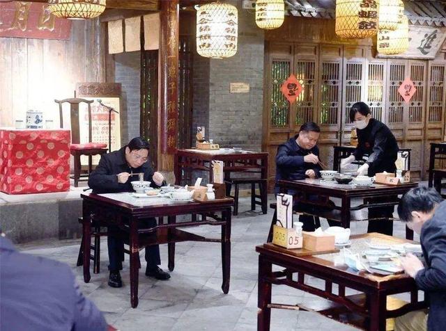 “领导干部要带头去餐厅吃饭，支持餐企度过难关！”多地政府倡议