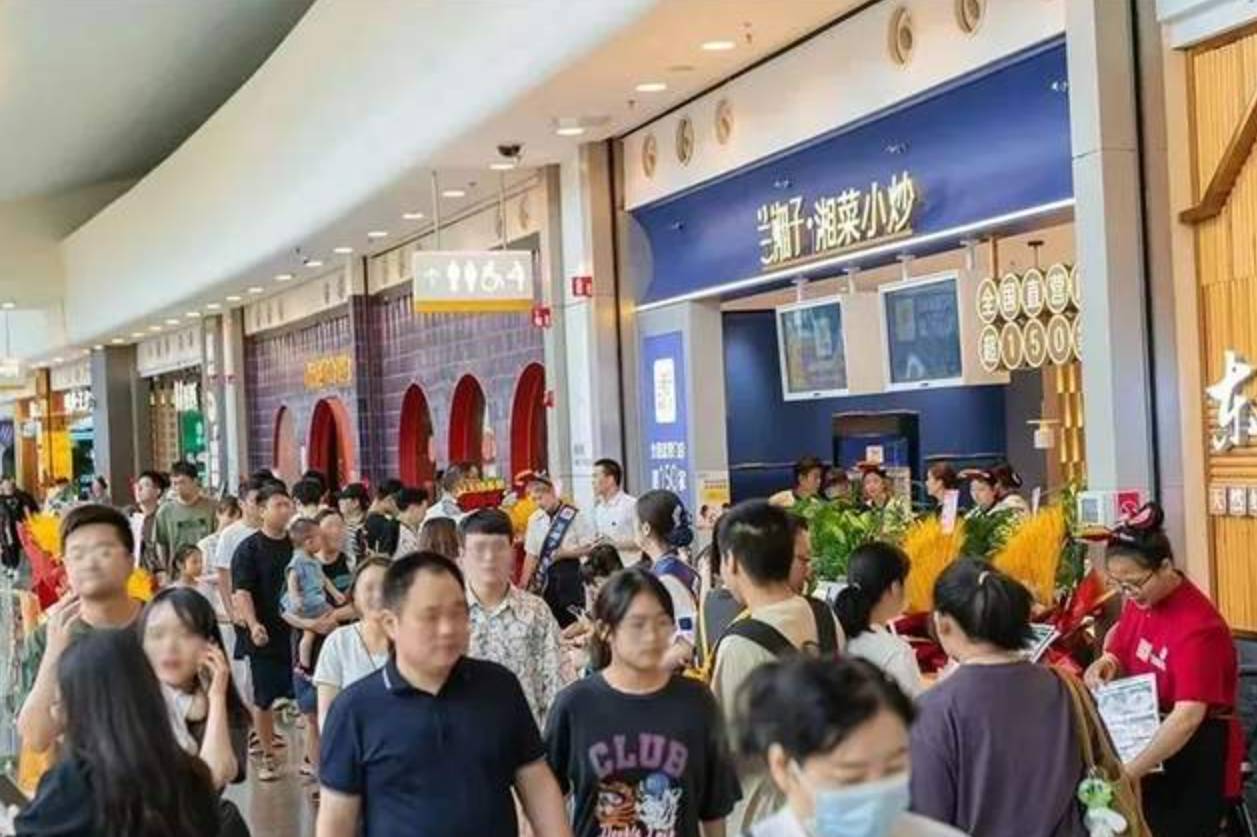 日翻台12次，四年开出200+直营店！新一代“湘菜王”诞生？！