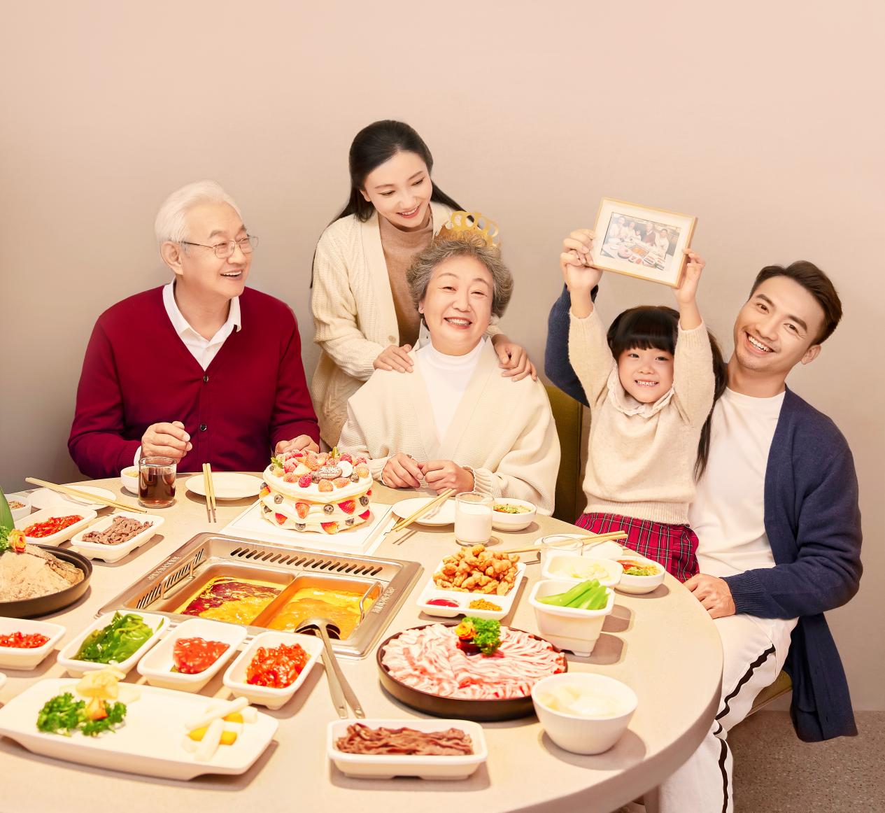 做美甲、玩露营、过生日：“银发族”在海底捞玩得很嗨！