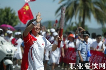 俏江南张兰三亚传火炬