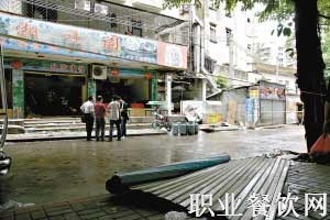 广东惠州餐馆凌晨爆炸 卷闸门被炸至路中央(图)