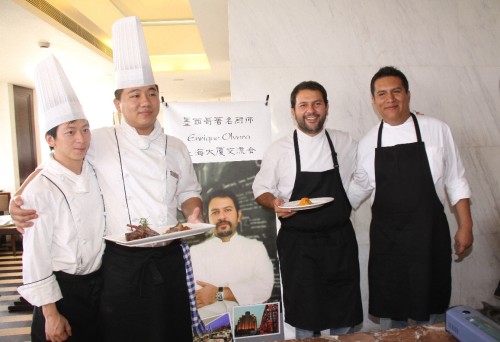 中墨厨师切磋厨艺探讨饮食文化
