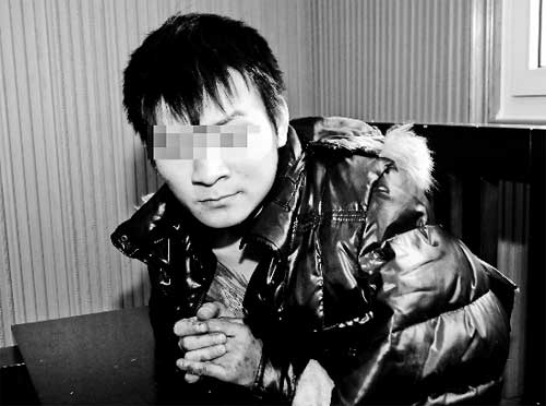 犯罪嫌疑人正在接受警方的审讯。尹炳炎 摄