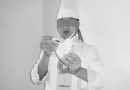 厨师蒙上眼能刻小天鹅