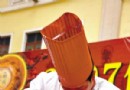 名厨上演“独门绝技”壮汉背上切肉丝