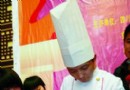 厨师胀气球上挥刀切肉