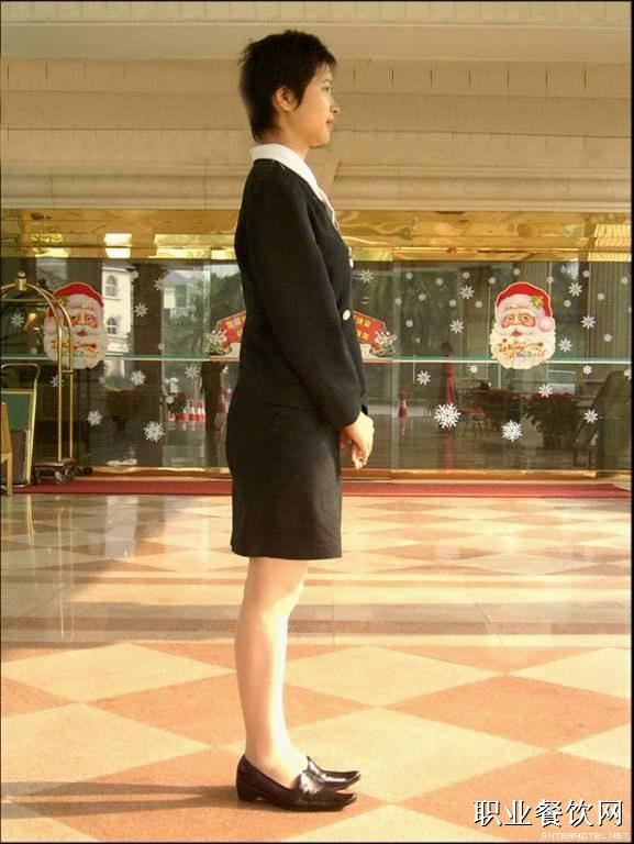 酒店标准礼仪姿势图片