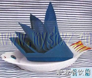 餐巾花样折法图解_餐饮服务技能_职业餐饮网